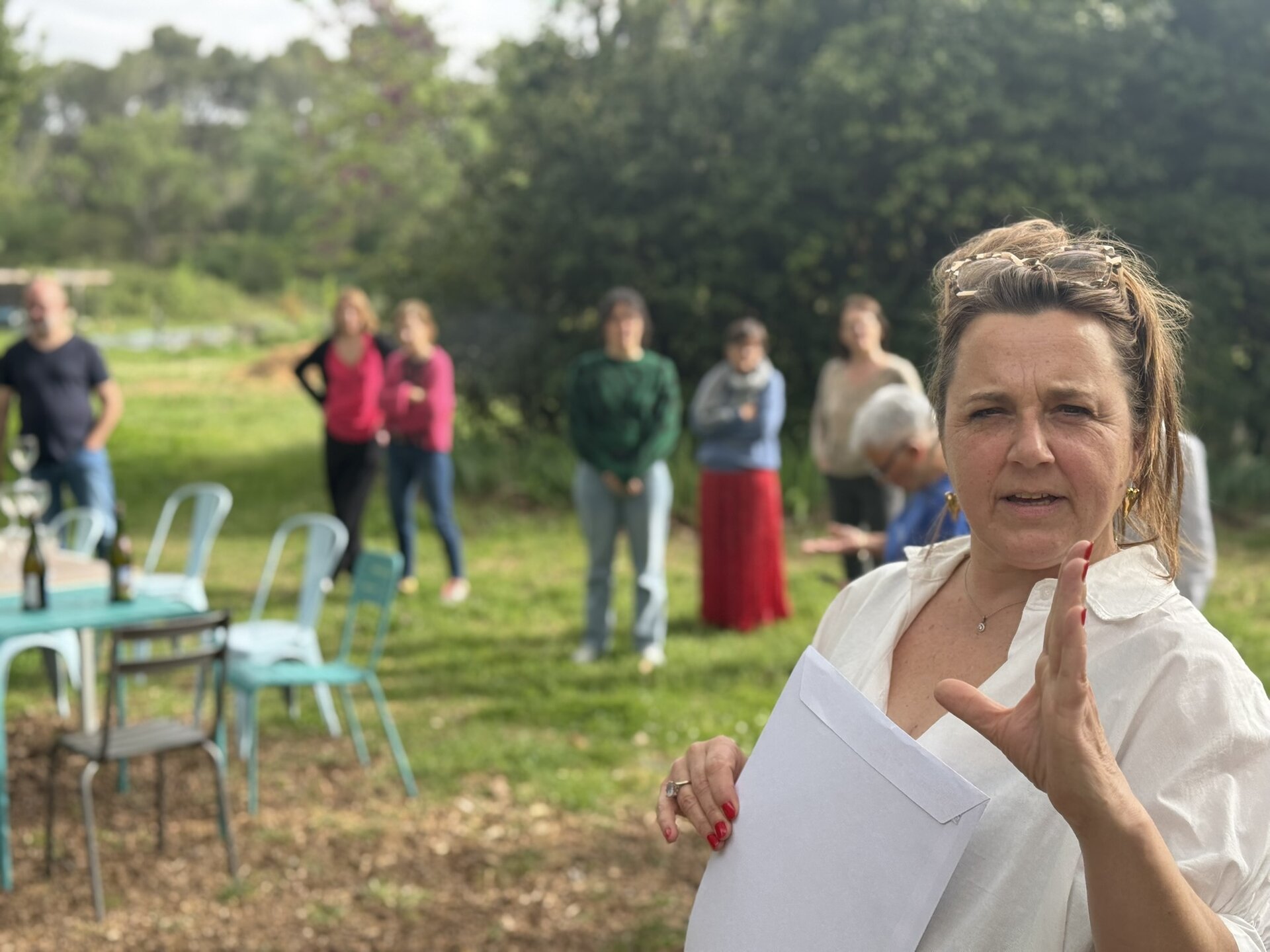 Alexandra Eltchaninoff animant un groupe en extérieur pendant un stage Neuro&Sens