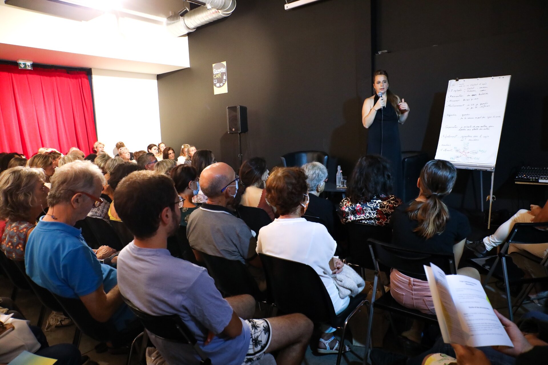 Alexandra Eltchaninoff donnant une conférence devant un public