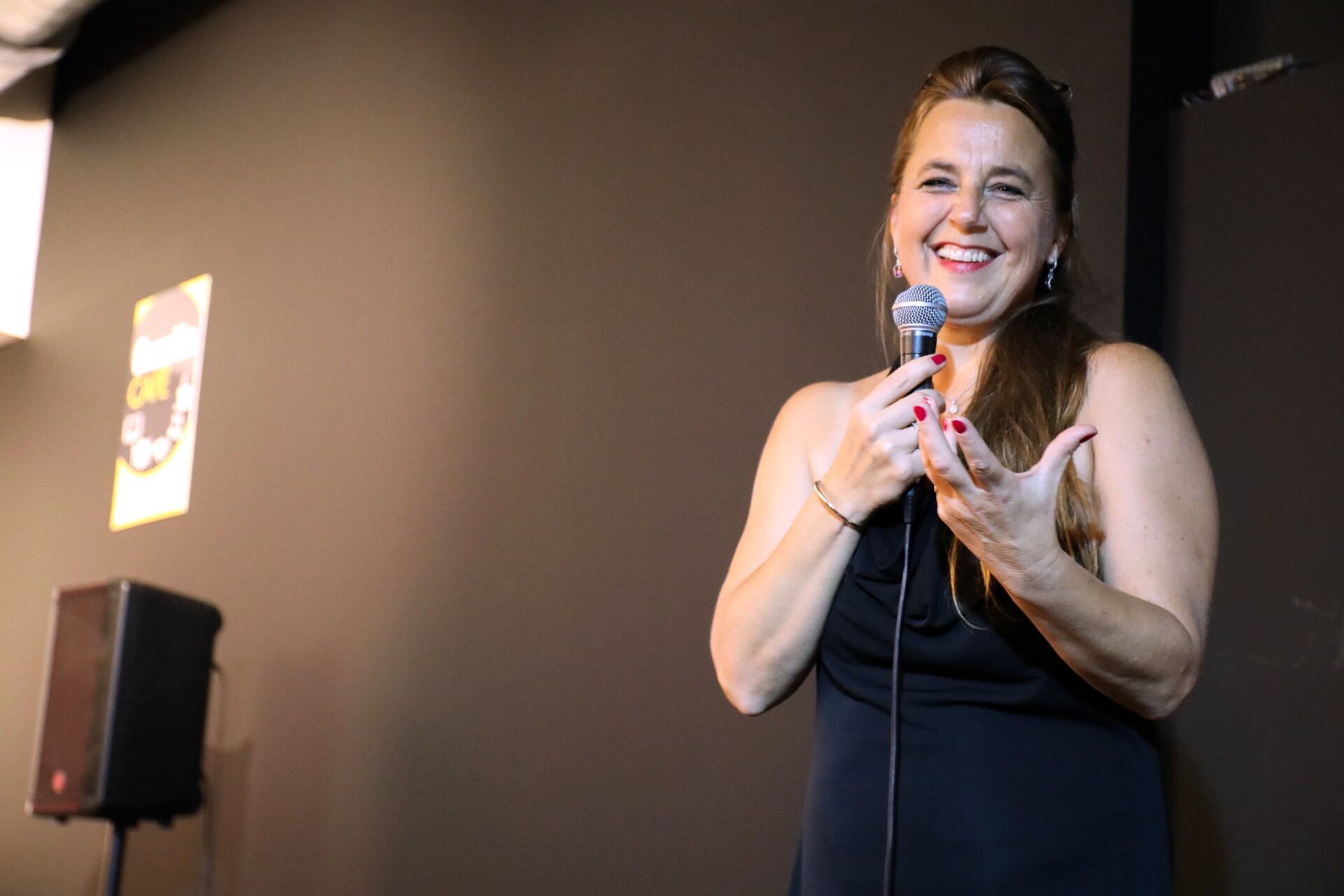 Alexandra Eltchaninoff souriante au micro pendant une conférence