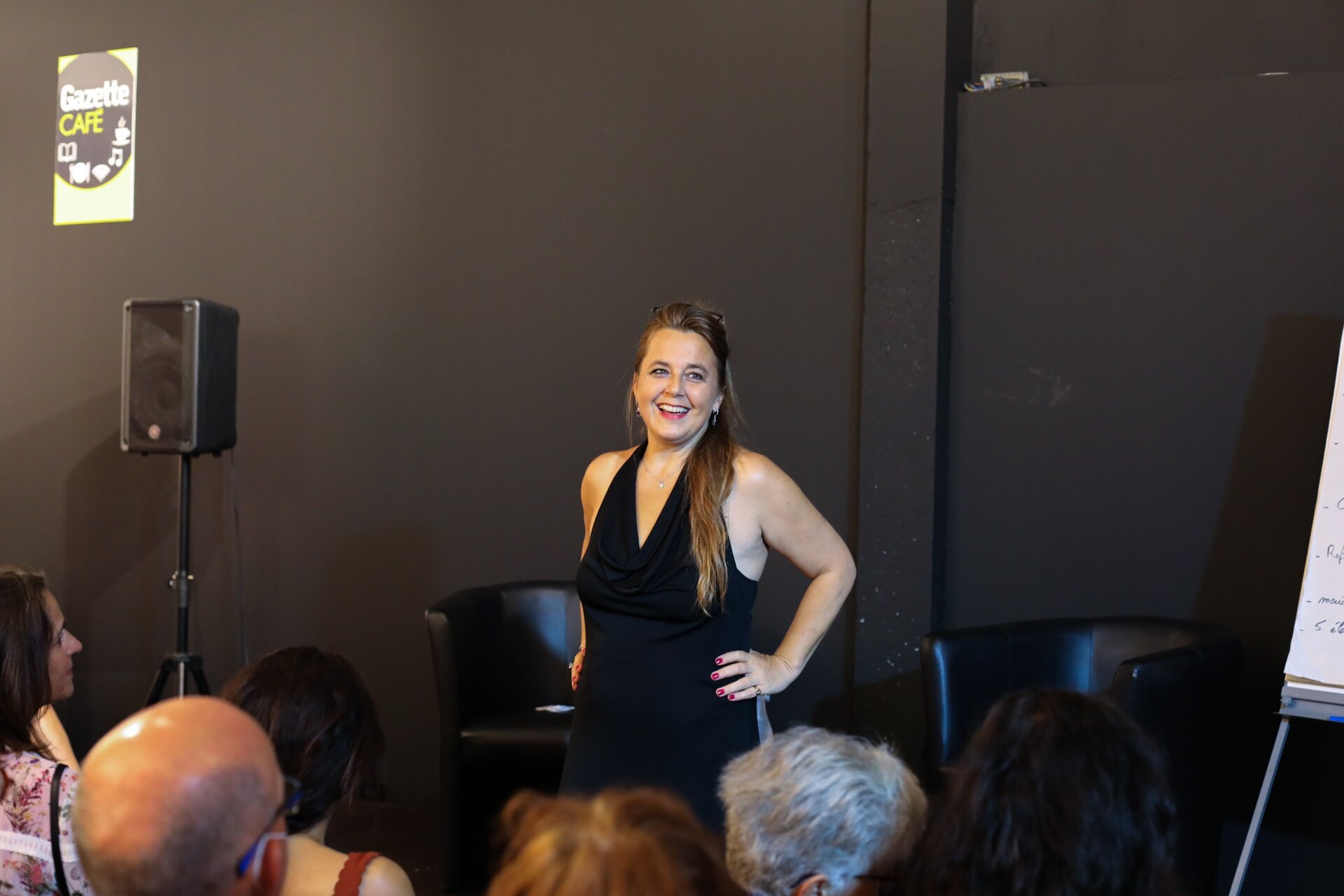 Alexandra Eltchaninoff face au public pendant une conférence