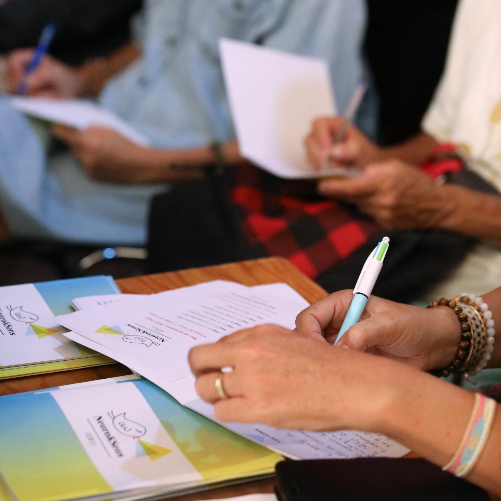Participantes prenant des notes pendant une formation Neuro&Sens