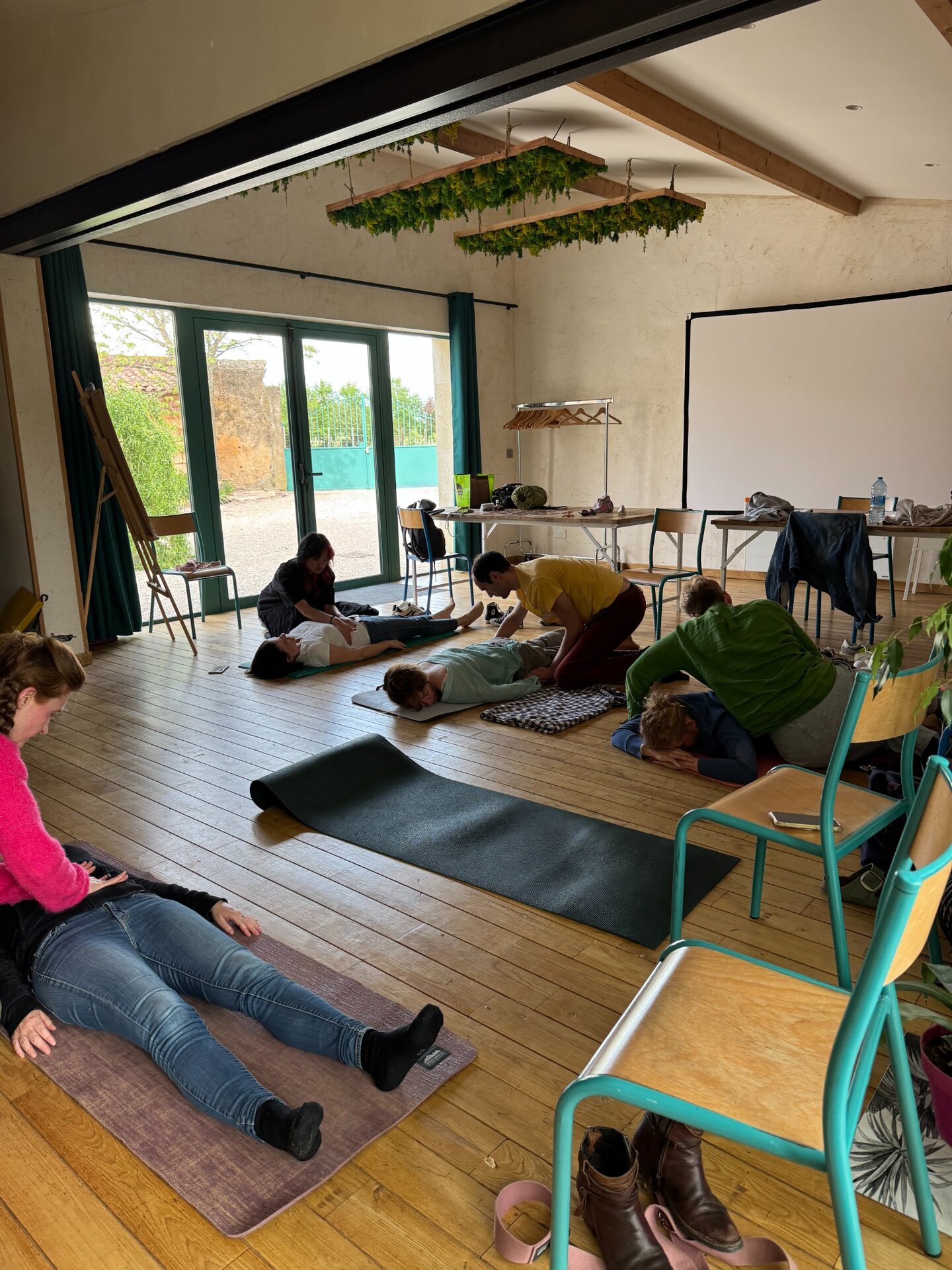 Participants pratiquant des exercices corporels en binômes
