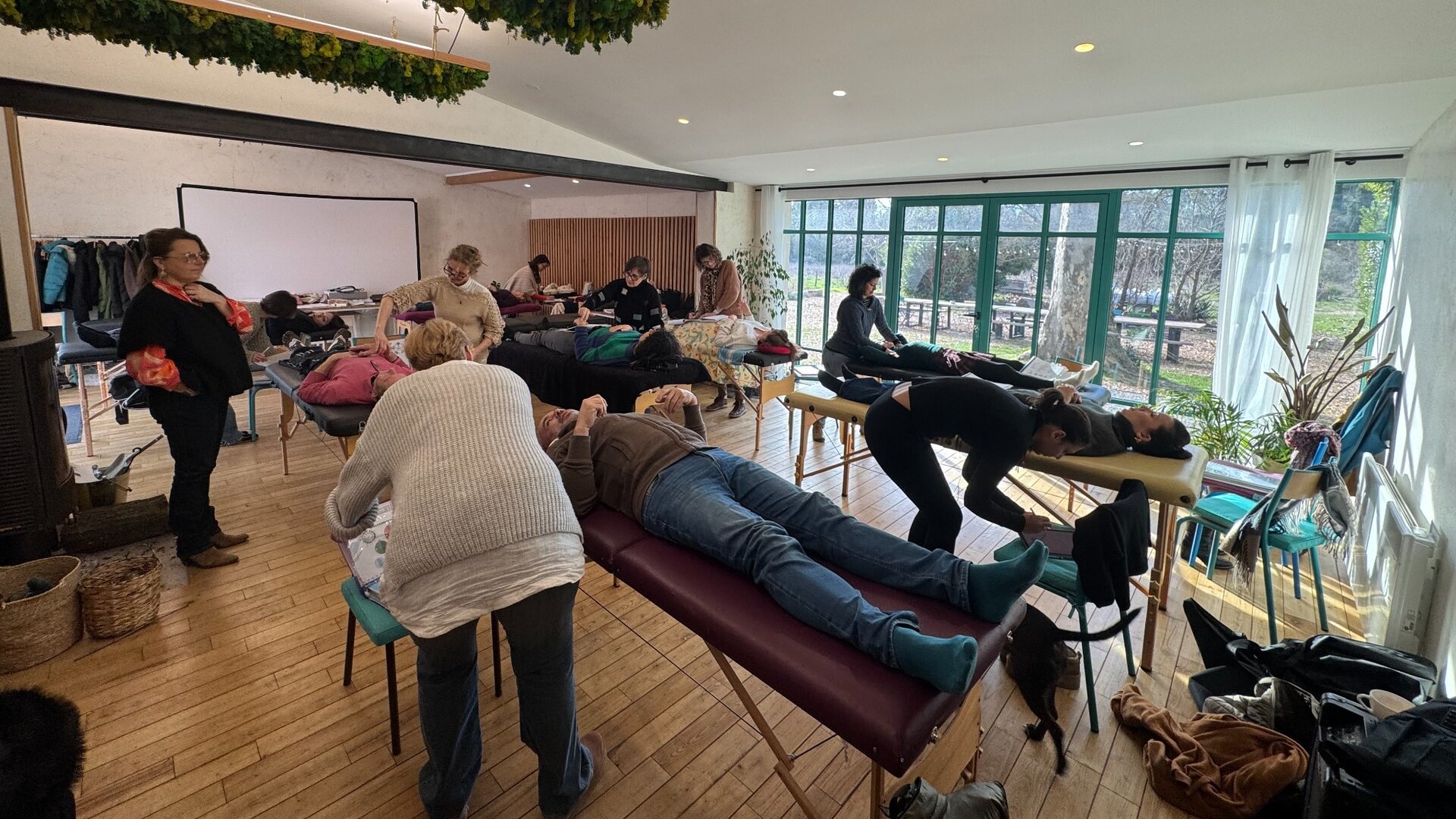 Alexandra Eltchaninoff observant un groupe en pratique sur table