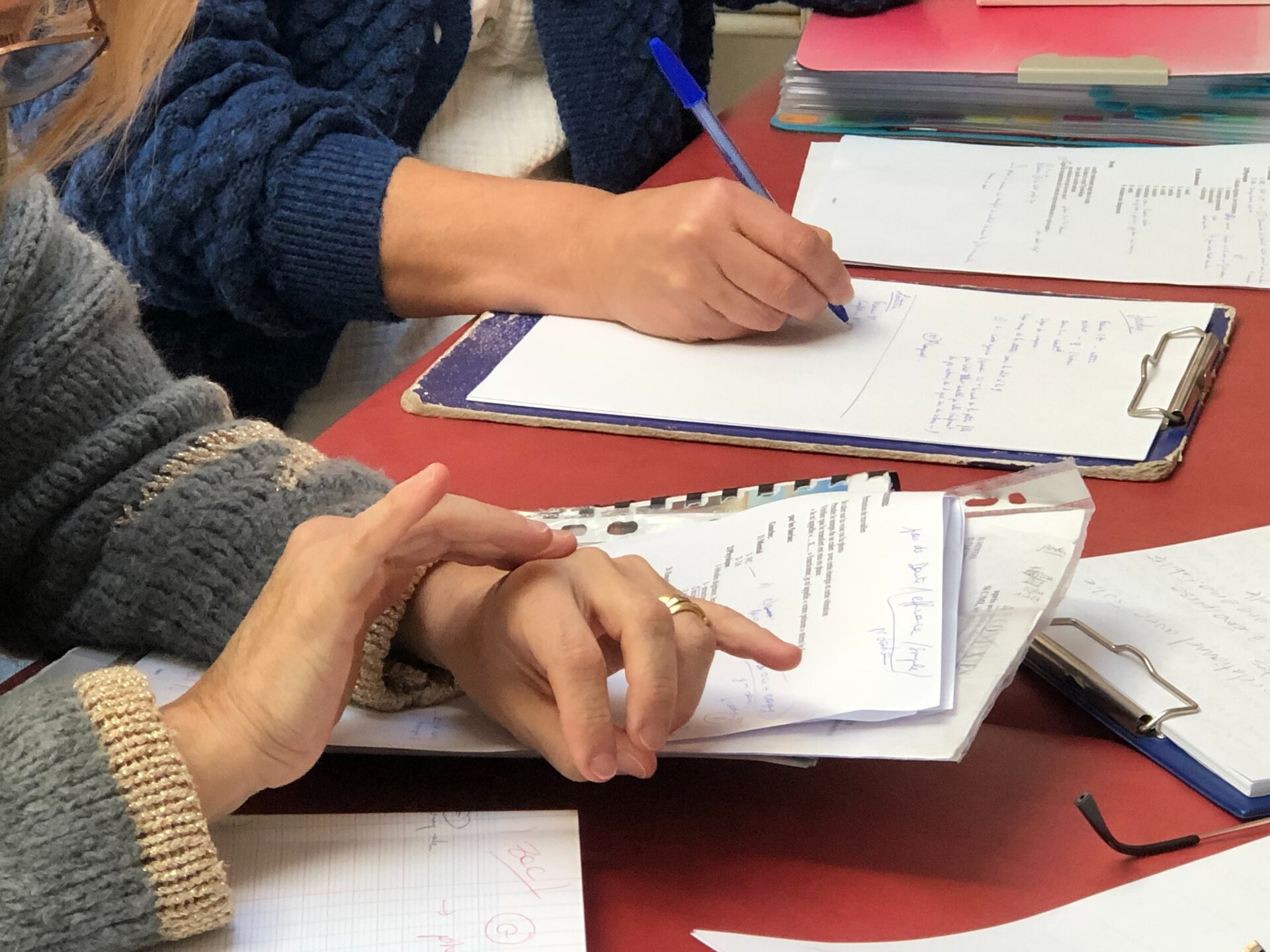 Gros plan sur la prise de notes pendant un stage Neuro&Sens