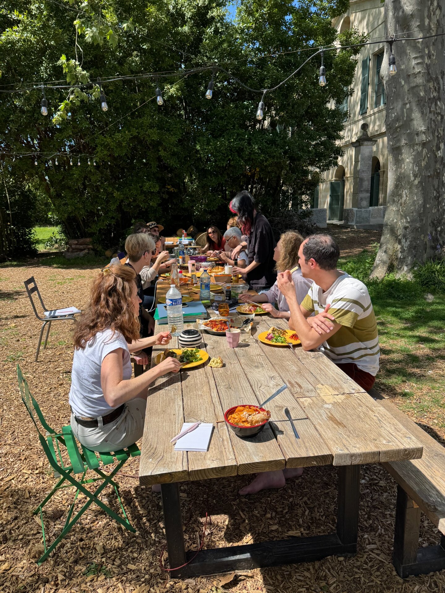 Repas partagé par le groupe dans le jardin de l’Oasis Fontmarie
